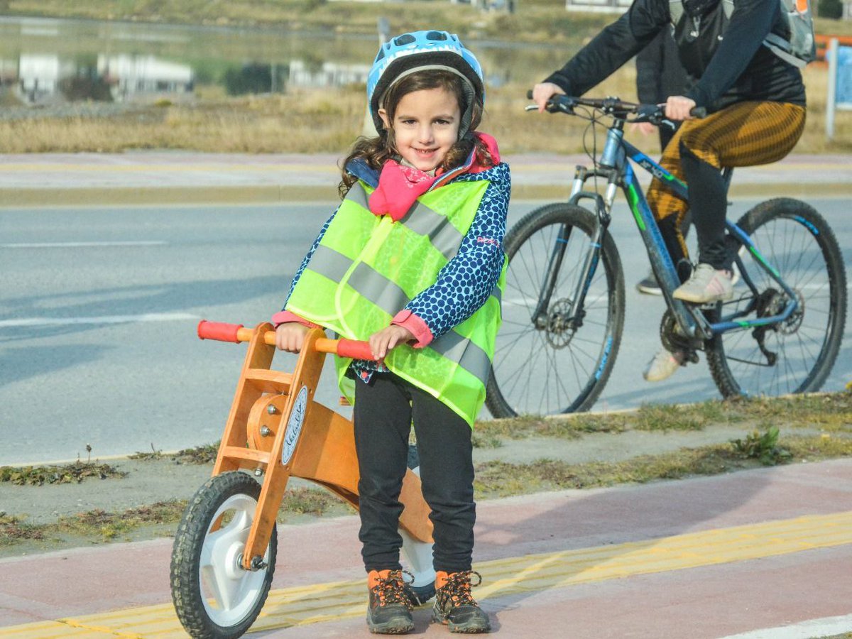WalterVuotoTDF's tweet photo. La bicicleteada familiar "Pensar Malvinas" que se llevó a cabo en el Paseo de las Rosas este fin de semana, tuvo gran participación de vecinos y vecinas. Alí, disfrutamos de una tarde de música junto a la Banda Municipal. 
#40AñosDeLaGestaMalvinas 
#GestiónWalterVuoto https://t.co/NxcssusRVb