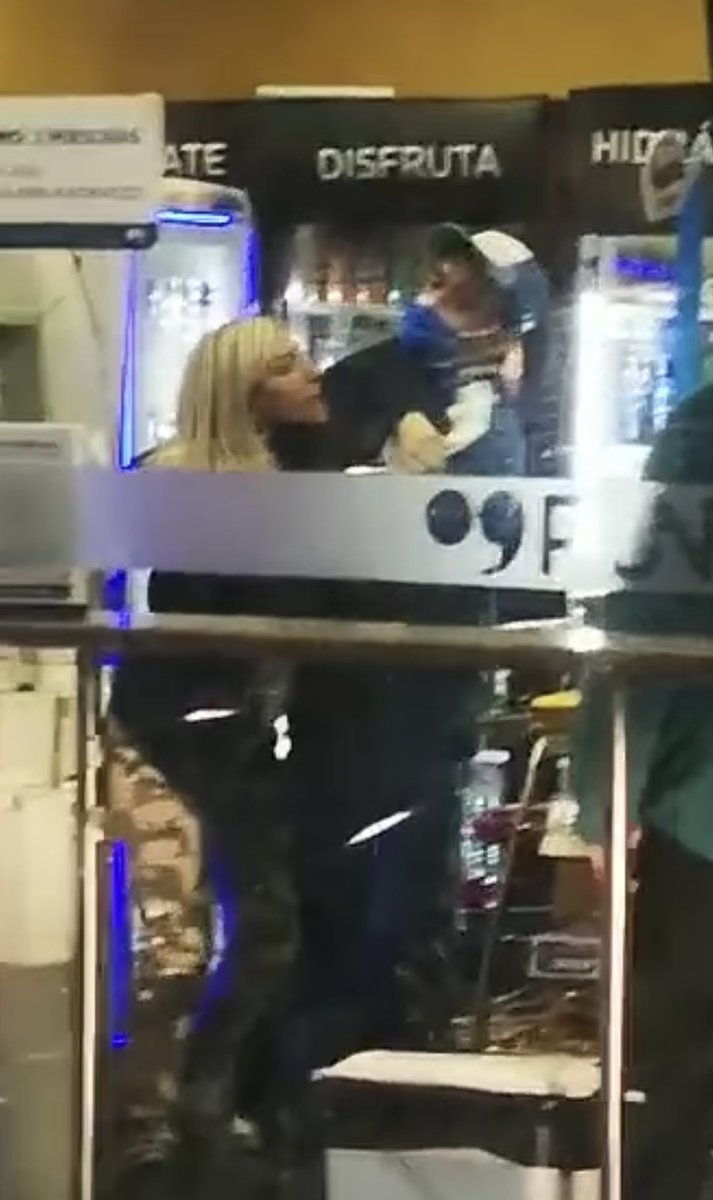 yeyita_dr's tweet photo. ¿Le recuerdan?
Miren el "showcito" que brindó anoche en el Pronto Copec de Zapallar ... u.u 😵‍💫 https://t.co/cVp48HlCxv
