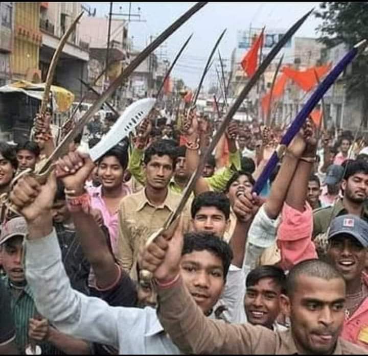 Khan_Rifaquat_'s tweet photo. इन युवाओं की शक्ल बता रही है ये रोज कमाकर खाने वाले लोग है ये जुलूसों में तलवारें लहरा रहे है और घर वाले मुफ्त राशन के लिए लाइन में खड़े है....
यह न्यू इंडिया की तस्वीरें है। https://t.co/GpcHyI2c6s