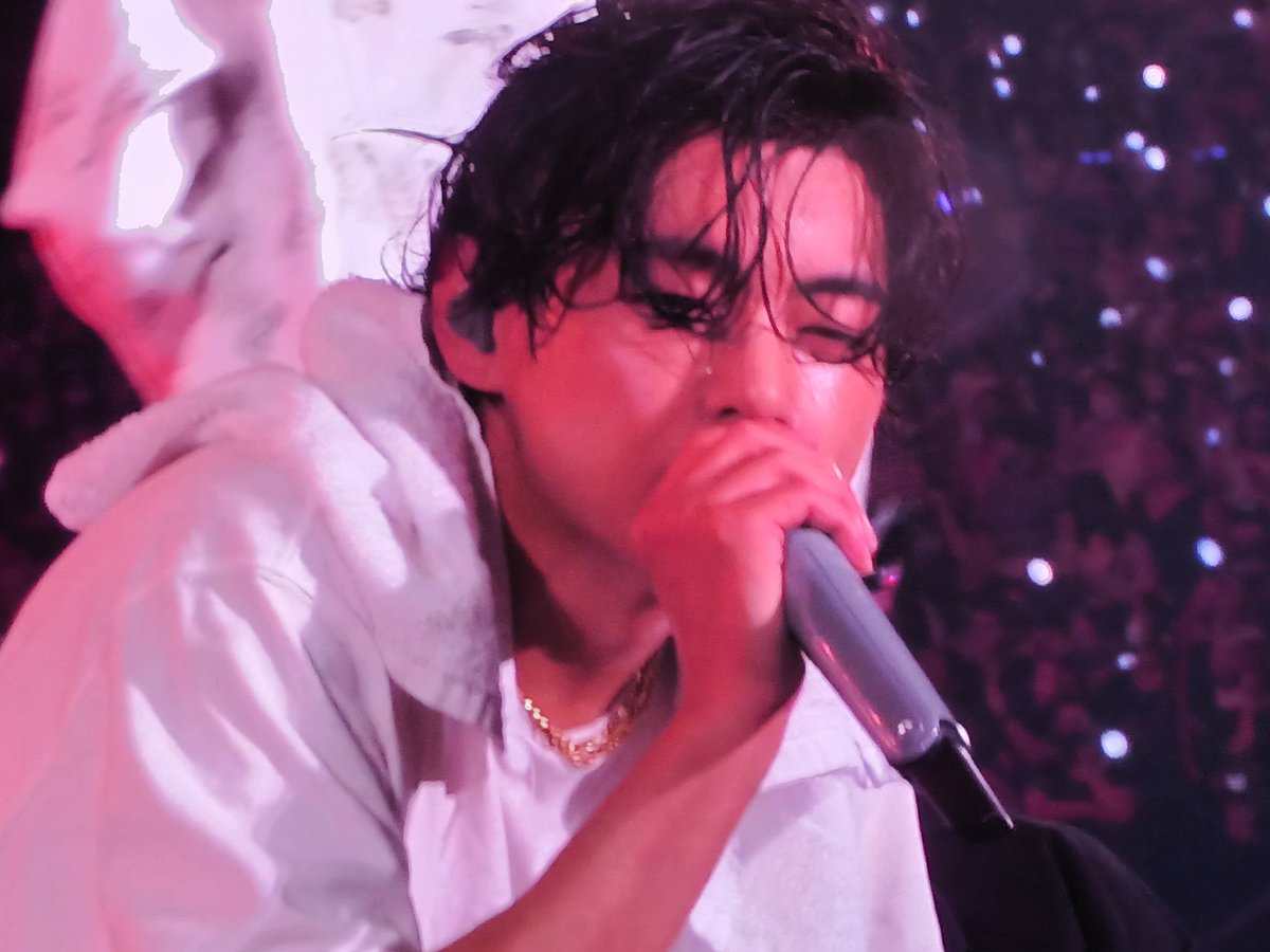 LANorton102's tweet photo. V was AMAZING last night!💜😍💜😍 It's official. My bias is this guy👇
#TAEHYUNG #BTS  #BTSArmy #PTDOnStageLasVegas https://t.co/hi3joGwXXm