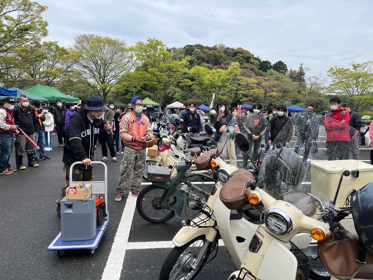 kikugawacha's tweet photo. .
4/17
🛵菊川CUBDAY🛵開催しました!
生憎の雨でしたが、個性豊かなたくさんの
CUBが集まりました❗️
菊川の美味しいお茶🍵もたくさんの方に
飲んでいただくことができました♪
市長の愛車と茶娘ちゃんも記念に😆📸
かっこいい🛵👍💕
#菊川市 #菊川CUBDAY #cub #スーパーカブ #菊川茶 #深蒸し菊川茶 https://t.co/D05rMIbMpl