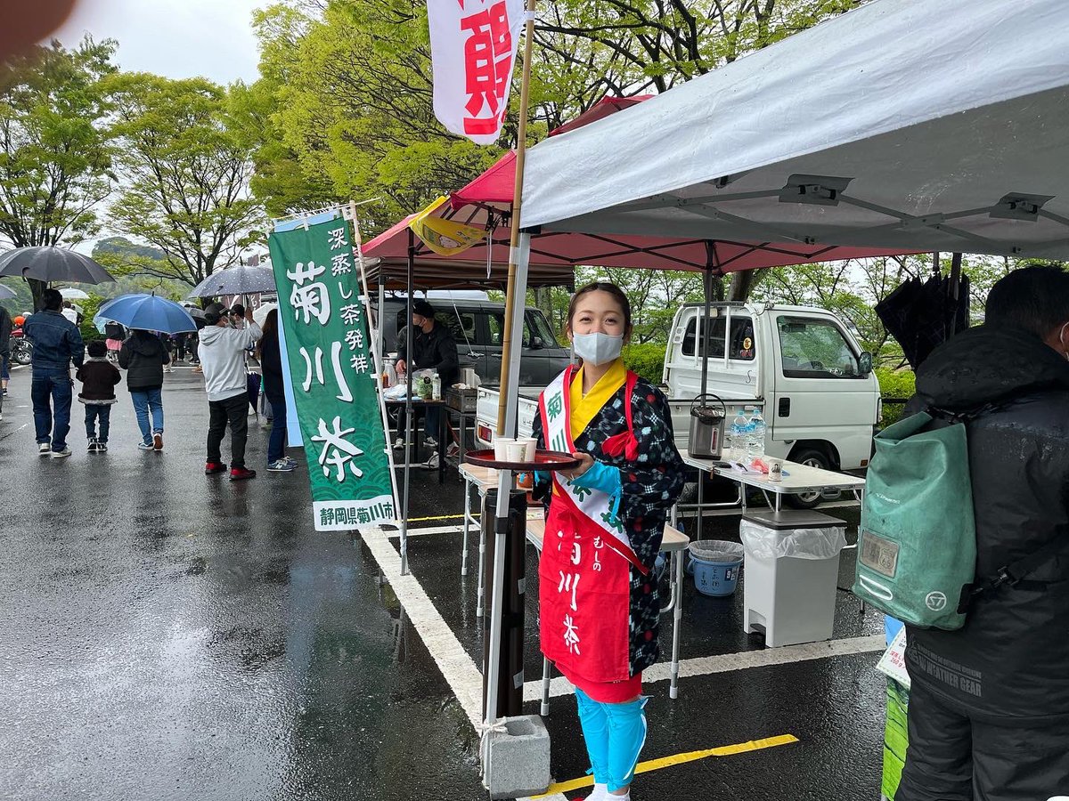kikugawacha's tweet photo. .
4/17
🛵菊川CUBDAY🛵開催しました!
生憎の雨でしたが、個性豊かなたくさんの
CUBが集まりました❗️
菊川の美味しいお茶🍵もたくさんの方に
飲んでいただくことができました♪
市長の愛車と茶娘ちゃんも記念に😆📸
かっこいい🛵👍💕
#菊川市 #菊川CUBDAY #cub #スーパーカブ #菊川茶 #深蒸し菊川茶 https://t.co/D05rMIbMpl