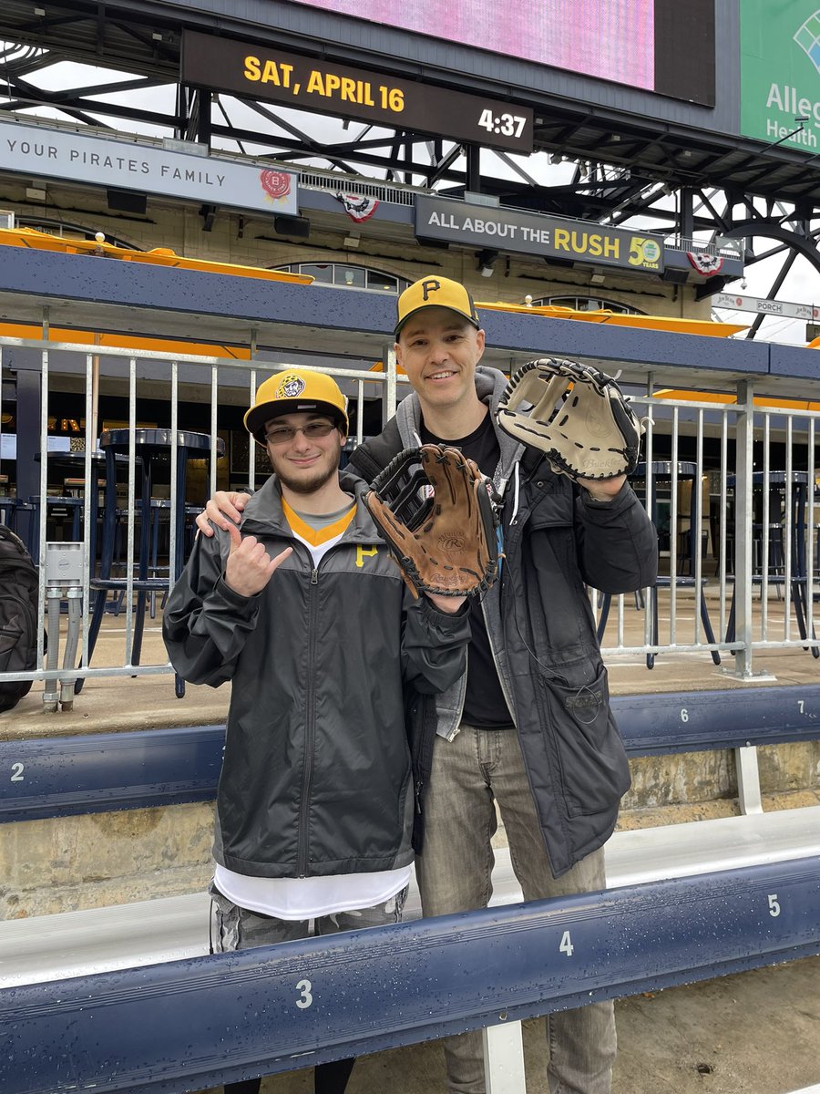 DustynPerrin's tweet image. Still can’t believe I got the honor of meeting the 🐐 @zack_hample last night, thanks again for the pics, autograph, &amp;amp; the conversations we had with for a bit. Truly a night I won’t forget😁
