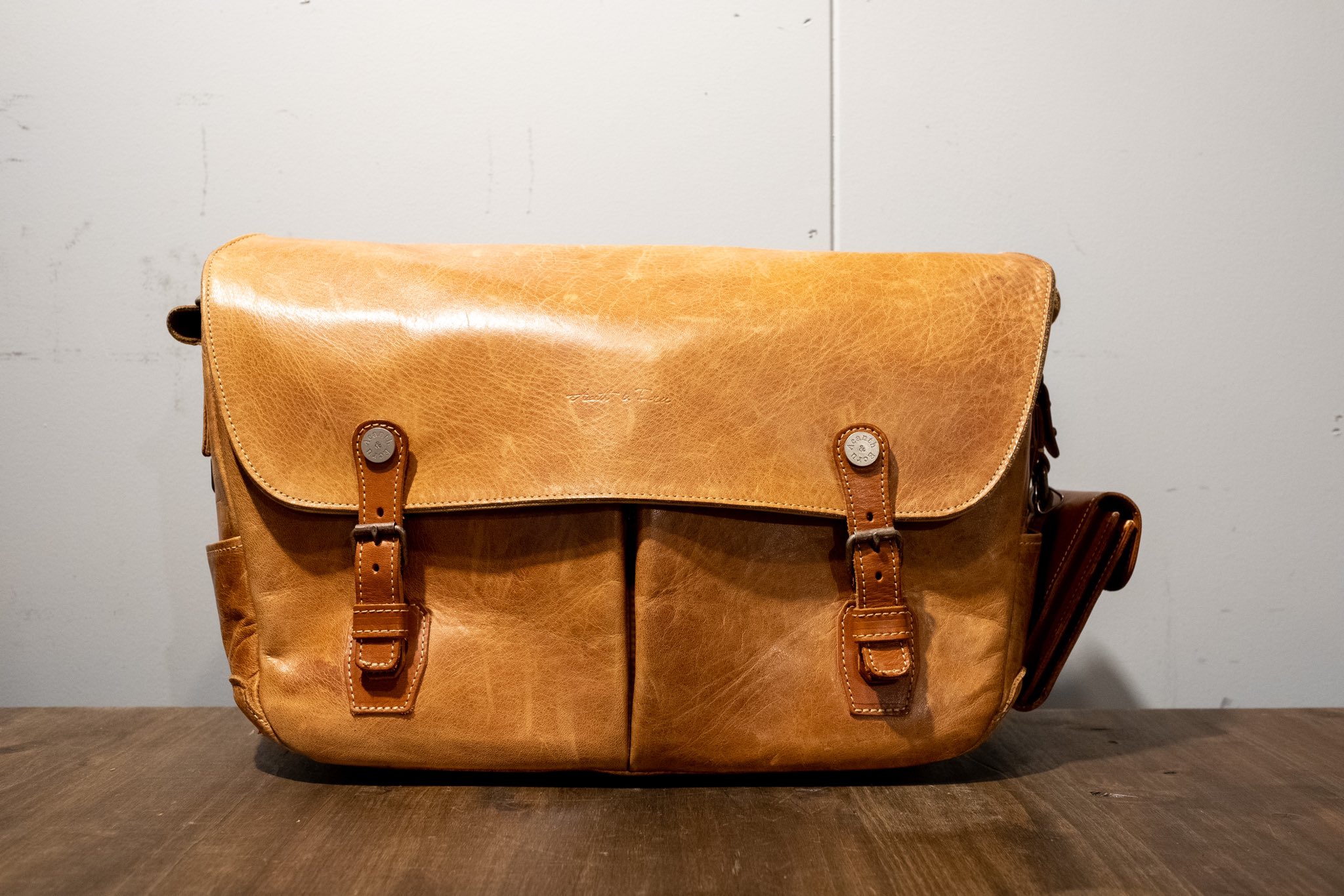 高価値セリー 【ほぼ新品】ACRU カメラバッグ 卉奏・アクリュ アクリュ