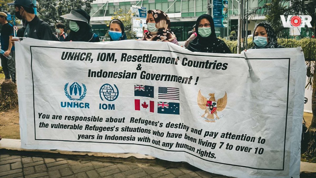 ده سال به جرم مهاجر بودن اینجا گیر مانده ایم  اکثر پناهندگان دچار مشکل روحی و روانی شده است 
#RescueAfgRefugees_Indonesia