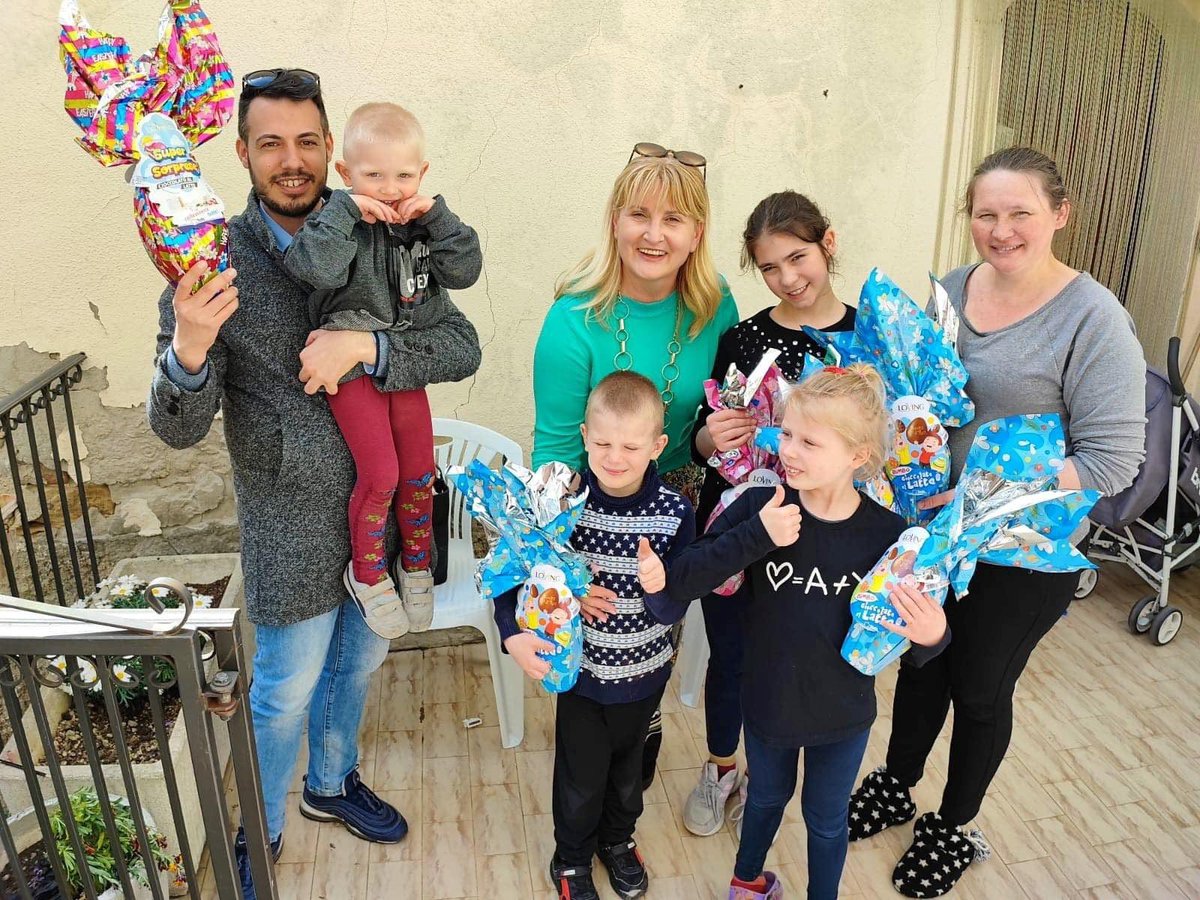 KyivCCI's tweet photo. The delivery of the Easter egg, symbol of life and rebirth, to the Ukrainian community hosted in Castiglione Messer Raimondo in Abruzzo thanks to the sensitivity of Mayor Vincenzo D'Ercole and his Administration and Monica Vasile Head of the KCCI Representation in Italy. https://t.co/6PeHMU7Yi1