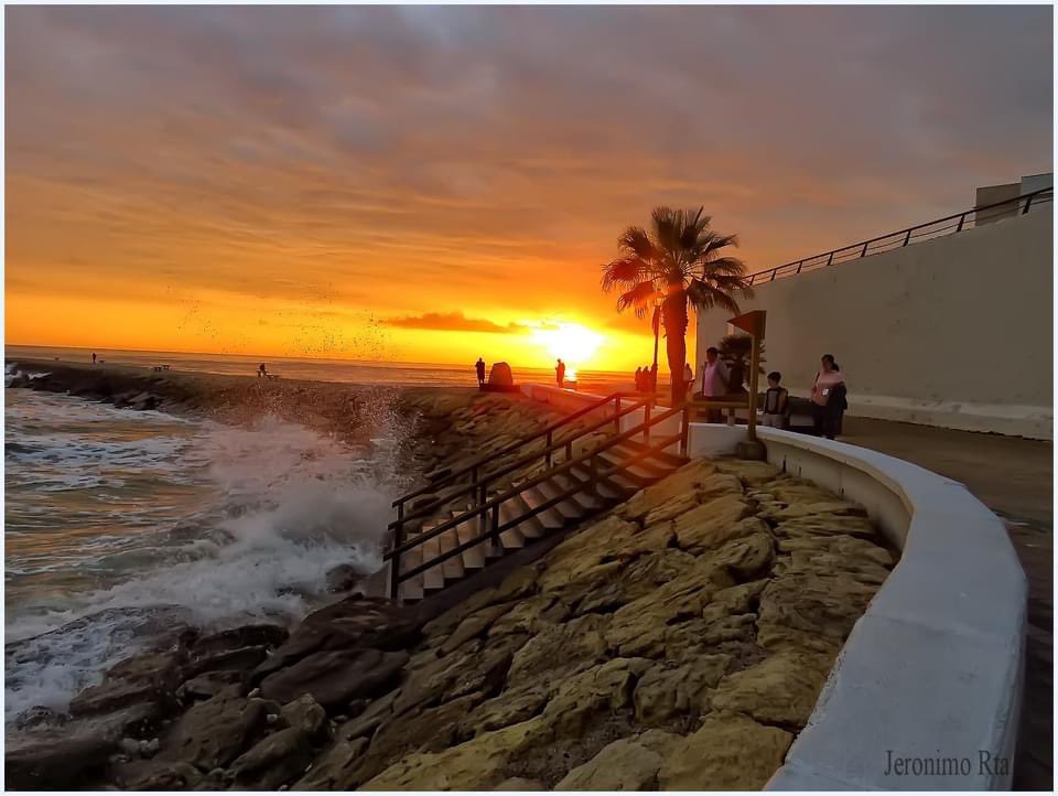 TurismoRota's tweet photo. Con este precioso #atardecer en el #espigonderota #playaderota concluyó la #semanasanta2022 que ha brillado con todo su esplendor y nos preparamos ya en Rota para la #feriadeprimavera2022 💃😍
.
#felizlunes #descubrerota #disfrutarota #rotasabeafelicidad #fotodeldia #jeronimorta https://t.co/Aogkv9EF8G