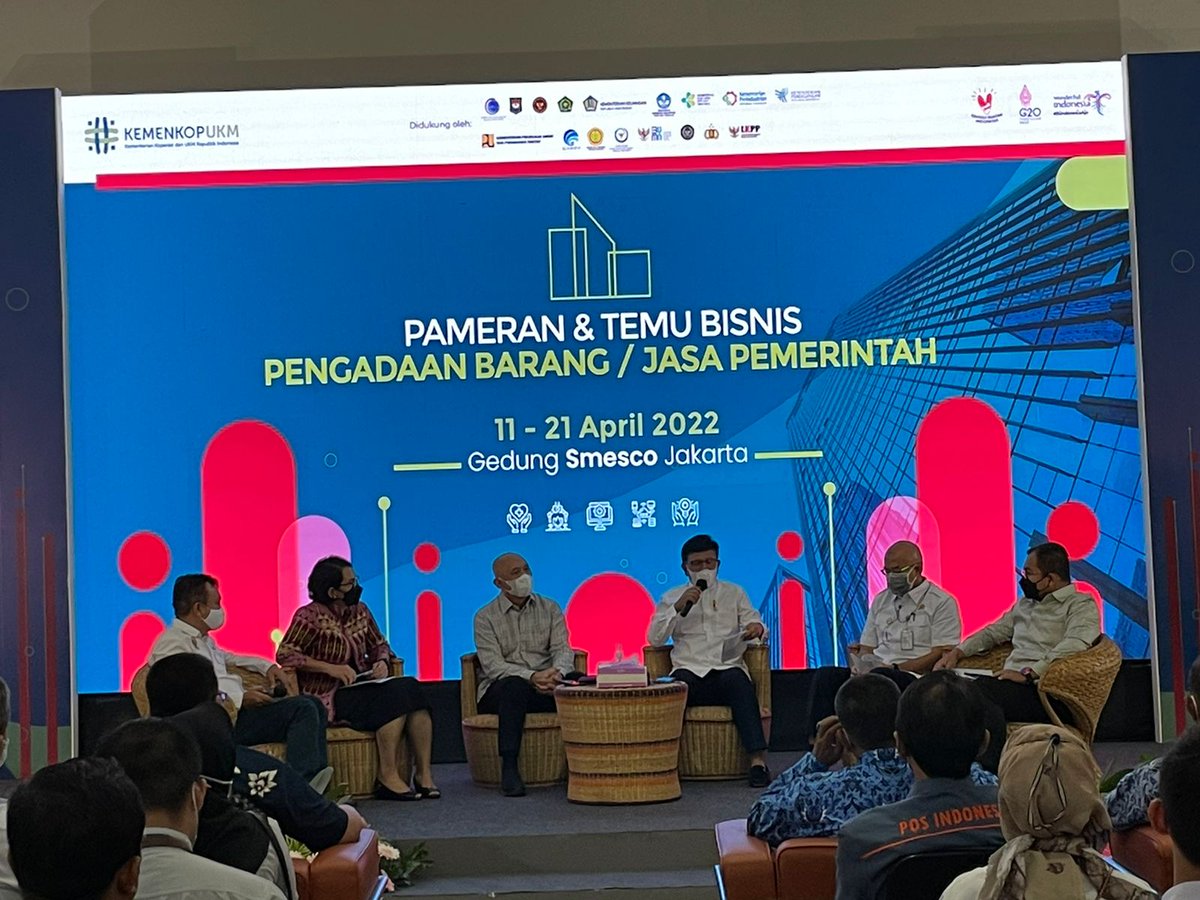 Dngan tegas, pihaknya mendorong lebih banyak lagi produk inovasi yg harus dikenalkan ke publik, sehingga pemanfaatannya akn lebih besar. “Bahwa bnyak dari kita ini, jga baru tahu kalau anak-anak muda Indonesia bsa membuat teknologi tersebut,” ucapnya. #PameranTemuBisnisUKM

.