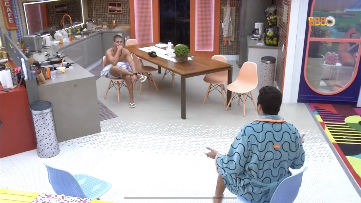Dantinhas's tweet photo. Vocês agora entendem o significado da pessoa “espalha roda”? Aos poucos, as pessoas vão saindo de perto, meio que fugindo daquela energia #BBB22 https://t.co/M27j02E64m