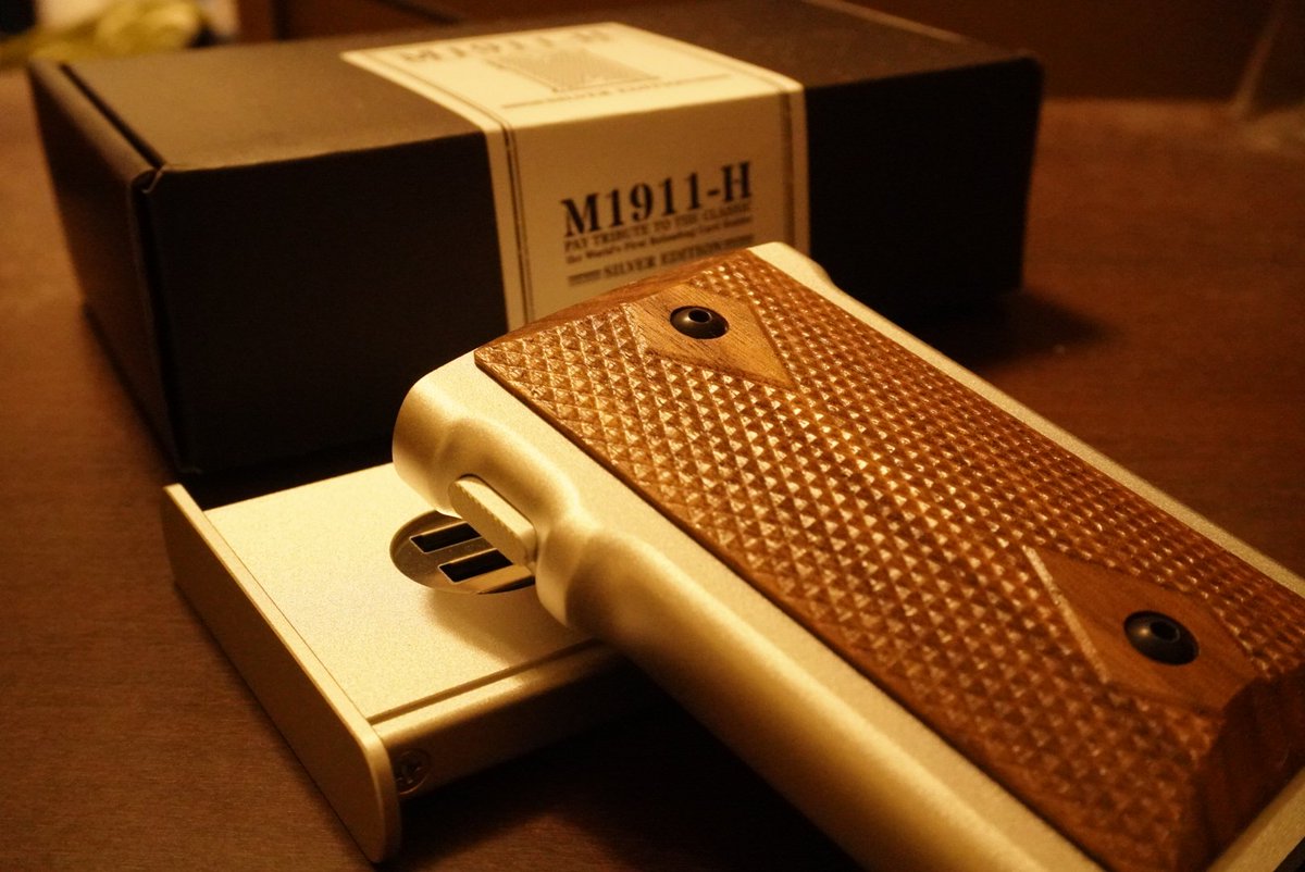sSTUCKatHOMEe's tweet photo. 南のアイデア工房さん(@gumoworks)で購入、M1911-H名刺入れ。
これから使い込むのが楽しみな反面、格好良すぎてもはやこのまま飾っておきたい。

#爆裂祭 https://t.co/Ngew8P90n8