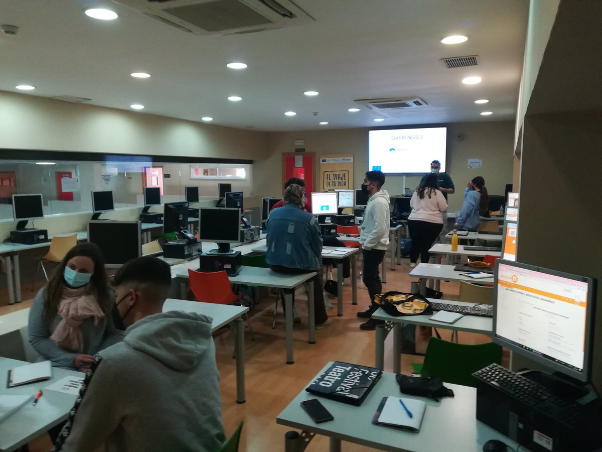 ArrabalAID's tweet photo. En @LaVanguardia: Un centenar de inscritos en @garantia_juv descubren los oficios digitales y la opción de #emprender en #ElViajeDeTuVida @FundacionINCYDE #FSE @ArrabalAID. Plazo abierto para el Itinerario #redessociales + #emprendimientodigital de mayo. https://t.co/r0gTVQTC1g https://t.co/djplcpNNiN