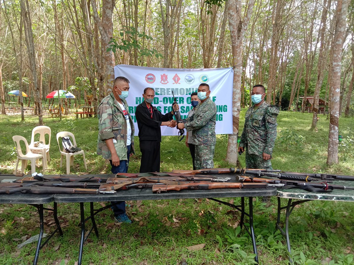 Philippine_Navy's tweet photo. HANDOVER | PH Navy personnel facilitate MILF weapons handover alongside OPAPRU and the Joint Peace and Security Committee of the Philippines (JPSC-GPH) at Tawi-Tawi on April 16.

👉: https://t.co/yQfUdGRjmc

#ModerandMultiCapablePHNavy 
#AFPyoucanTRUST https://t.co/zSrvks7arZ