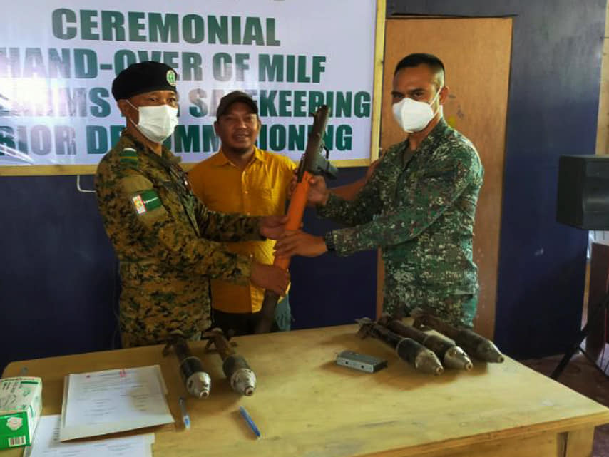 Philippine_Navy's tweet photo. HANDOVER | PH Navy personnel facilitate MILF weapons handover alongside OPAPRU and the Joint Peace and Security Committee of the Philippines (JPSC-GPH) at Tawi-Tawi on April 16.

👉: https://t.co/yQfUdGRjmc

#ModerandMultiCapablePHNavy 
#AFPyoucanTRUST https://t.co/zSrvks7arZ
