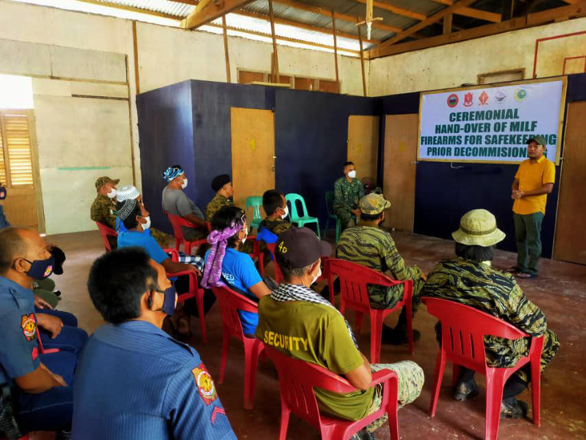 Philippine_Navy's tweet photo. HANDOVER | PH Navy personnel facilitate MILF weapons handover alongside OPAPRU and the Joint Peace and Security Committee of the Philippines (JPSC-GPH) at Tawi-Tawi on April 16.

👉: https://t.co/yQfUdGRjmc

#ModerandMultiCapablePHNavy 
#AFPyoucanTRUST https://t.co/zSrvks7arZ