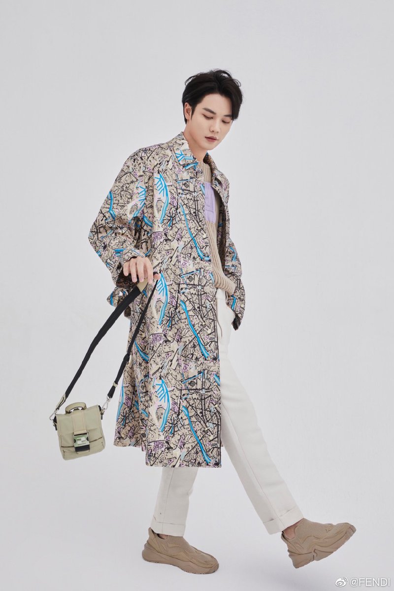 shinefor_yanjun's tweet photo. [‼️] 220418 FENDI weibo update with Lin Yanjun 

Singer #LinYanjun dressed by FENDI 2022 spring/summer men's collection w/ a Fendi mini backpack and Fendi running shoes, inspired by the print of the map of Rome. #FENDISS22

▶️ https://t.co/7q41dJEBXK

#LinYanjun #EvanLin #林彦俊 https://t.co/XmJgCXkTzU