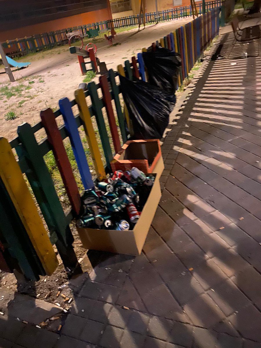 SANELAS15's tweet photo. Buenos días. Así ha sido mi Semana de Pasión. Litros de cerveza, sus “cáscaras”y, lo mejor, es que todo ese líquido luego se orina en cualquier parte. No me extrañaría nada que me atacaran las pulgas; a mí y a los niños. @jmd_usera @ppmadrid #usera @Madriddenuncia https://t.co/YE5AMYQXyU