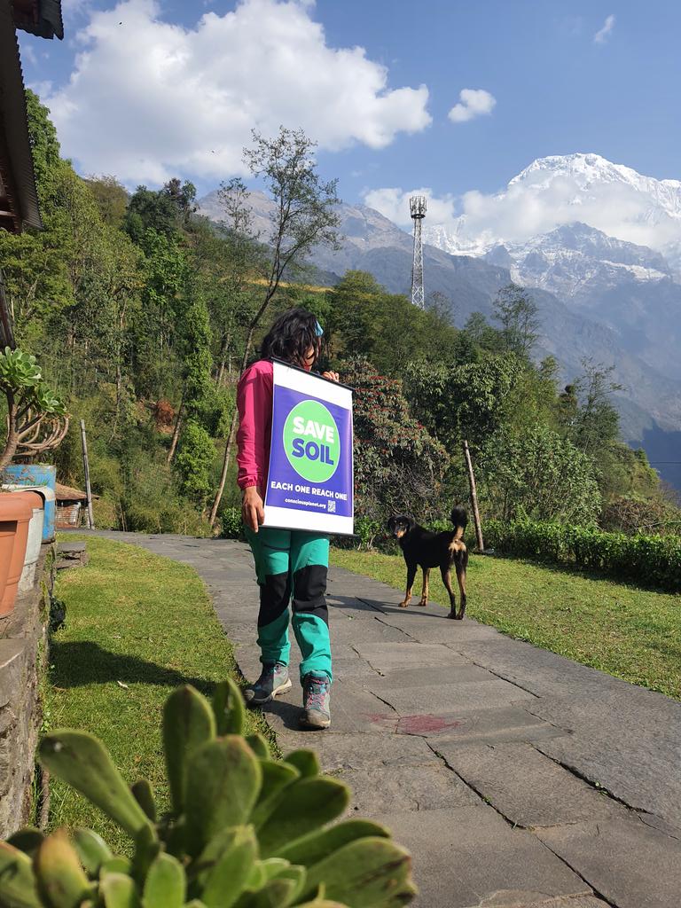Day 29
The doggo seems interested in Save Soil.
Are you?
Your body, my body, everybody is SOIL BODY!!!
#माटो_जोगाऔँ #Nepal #SaveSoil <a href="/SadhguruJV/">Sadhguru</a>  #JourneyForSoil #SaveSoilAtUNCCD #100dayforsoil #ConsciousPlanet  #SaveSoilUN #cop15