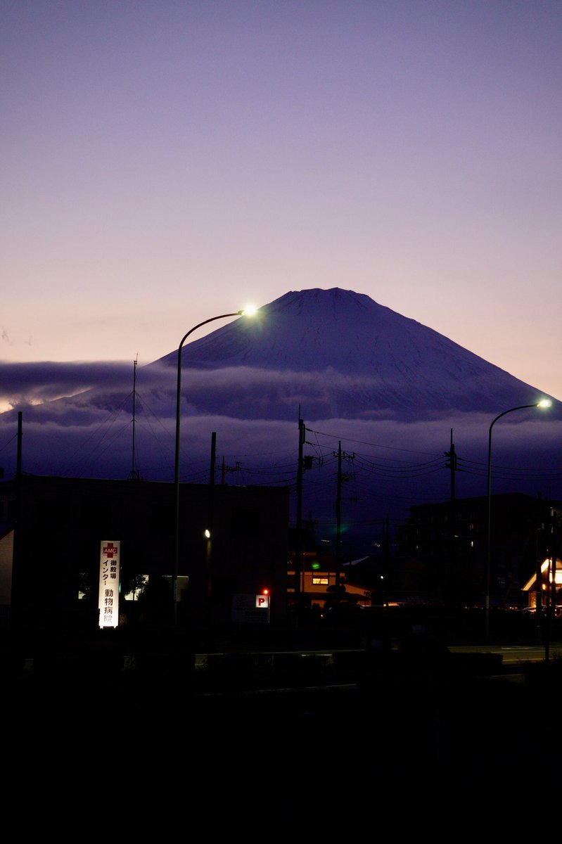 月を追いかけて🌕🚗 振り向くと日暮れの富士山🗻✨