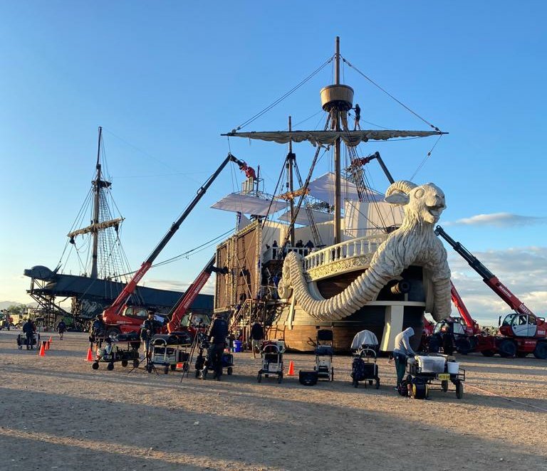 newworldartur's tweet photo. Look at what could be the Going Merry, Red Force, Baratie, and Logue Town in the One Piece Netflix Live Action! https://t.co/OkkEUzo8Gu