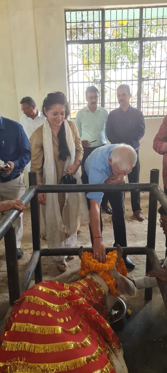 इस पृथ्वी पर गाय ही ऐसी जीव है जिसका मल-मूत्र पूजनीय है।गोबर से विद्युत शक्ति पैदा कर उससे दूध की प्रोसेसिंग का प्लांट वाराणसी में पहली बार लगाया जा रहा है। इससे किसनों को गोबर का दाम मिलेगा और उनके खेतों में गोबर की खाद से फसल की उपज में बढ़ोतरी होगी।⁦<a href="/narendramodi/">Narendra Modi</a>⁩ ⁦