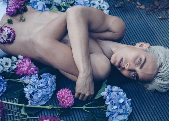 slysilversncke's tweet photo. .

     Just dropping in for a quick #SeductiveSunday. https://t.co/Snkbu6bqsB