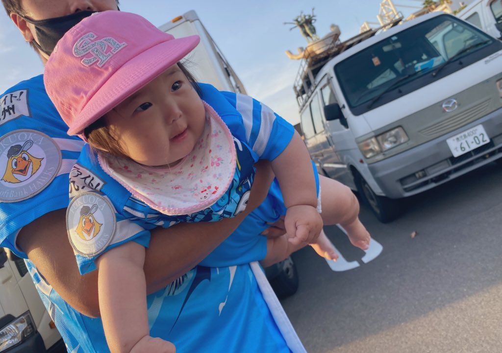 rina_s_0129's tweet photo. 久しぶりのプロ野球⚾
なによりも娘がかわいすぎた🤭笑
7ヶ月👶🏻もしっかりユニフォームと帽子を着用して応援出来ました😊
#福岡ソフトバンクホークス #HAWKS_official https://t.co/aZUHTfP3Ch