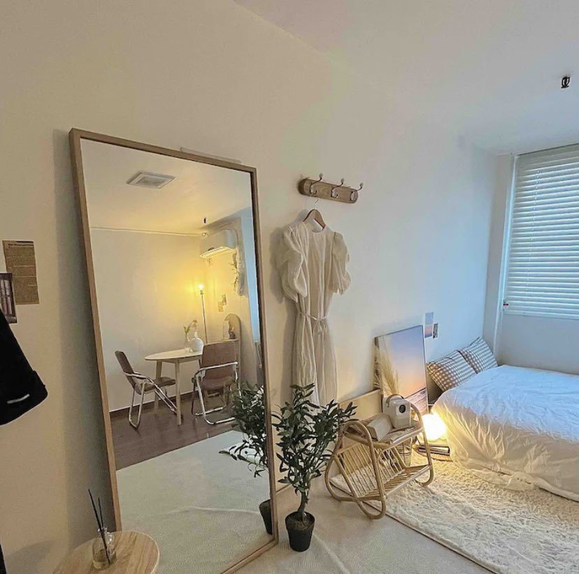 unnie_review's tweet photo. แนะนำที่พัก Airbnb ที่ฮงแด 🛏🛋🚪
ห้องพักตกแต่งสวยมากๆ มีจอบีมโปรเจคเตอร์ด้วย📹✨  อยู่ใจกลางฮงแดเลย สะดวกสบาย สุดปัง🪞💖 

🔗 https://t.co/GZY81GEvwT

📍สถานี Hongik Univ. 홍대입구역 ทางออก9

💵 คืนละ 1,600 ~ 2,000บาท เข้าพักได้สูงสุด4คน

#รีวิวเกาหลี #ที่พักเกาหลี
@Review_korea https://t.co/CmDBdLuCv0