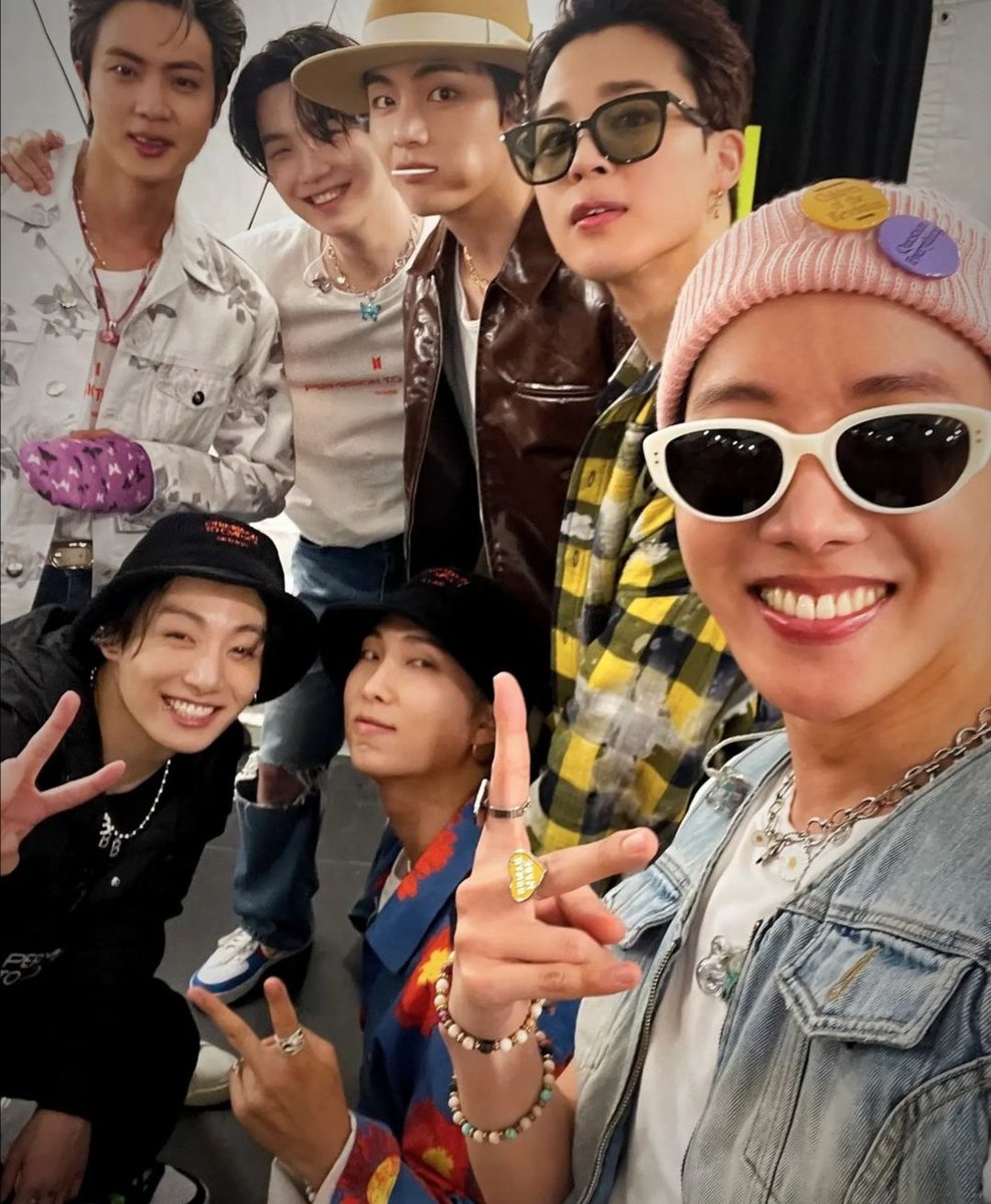 seokjiannie's tweet photo. Al parecer los tannies hoy vuelan a Corea a excepción de Namu, entonces iré a dormir y quizá ellos ya no estén en el mismo continente,asi que de una vez digo #haveasafeflightBTS que lleguen con bien a su país 💜 https://t.co/LhGrSTdQ13