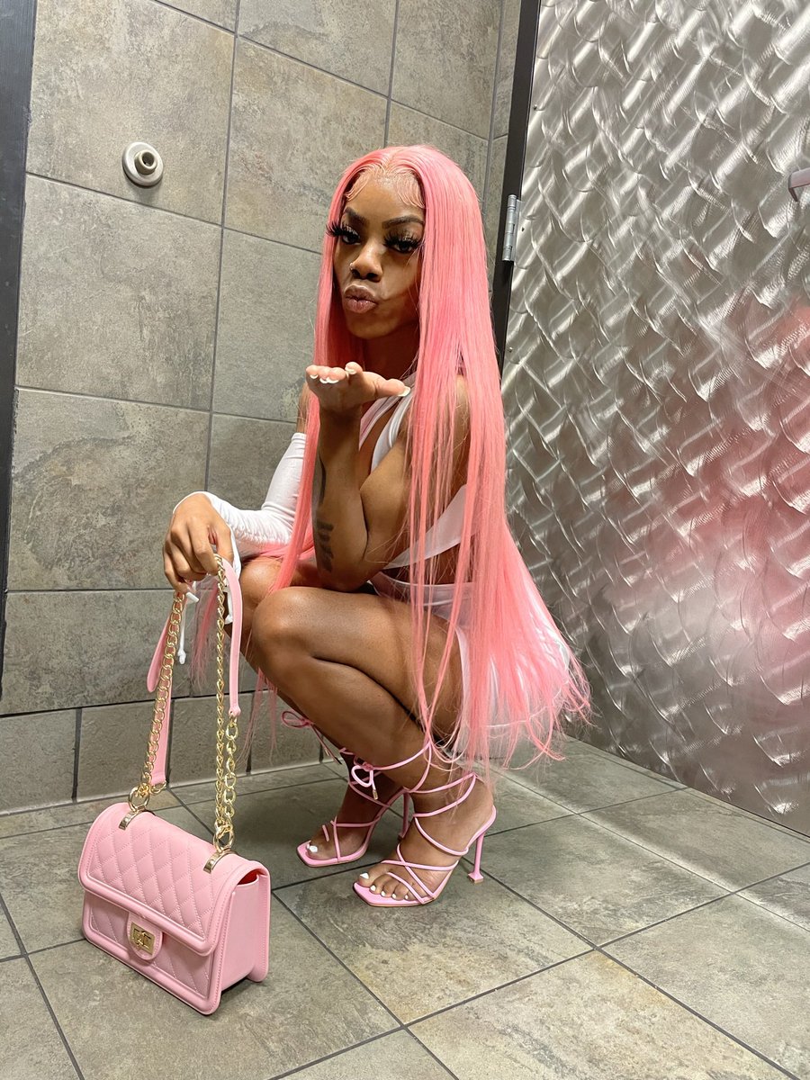 jaylahbolden's tweet photo. Never showed y'all my bday pictures 💗 #21 https://t.co/ARZpqSDa8H