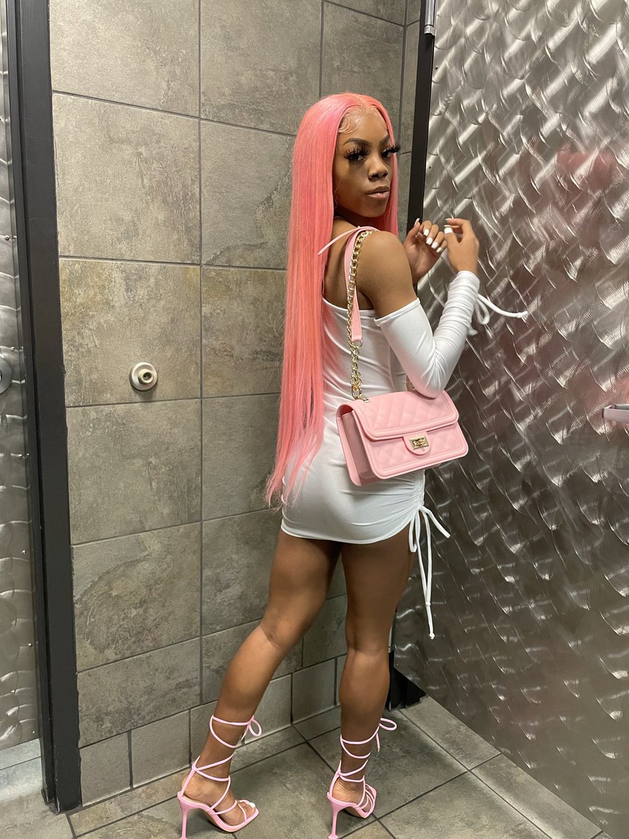 jaylahbolden's tweet photo. Never showed y'all my bday pictures 💗 #21 https://t.co/ARZpqSDa8H