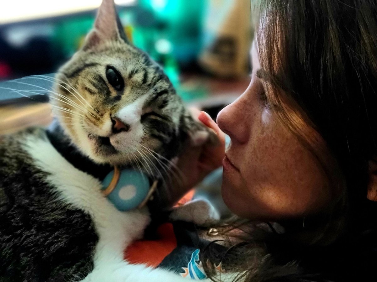 TonySquintz's tweet photo. A lady and her cat. https://t.co/Xvs08bN5q1