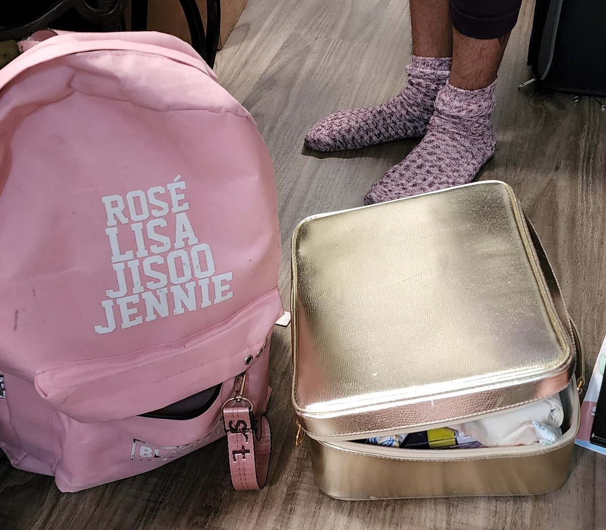 Did u park in the Ace Olympic Parking garage near Crowne Plaza Hotel during Sakura Con 2022 + get your car broken into? We may have your things. We recovered our stolen items but also other cosplay and makeup etc. that isnt ours and trying to unite with the owners #sakuracon2022