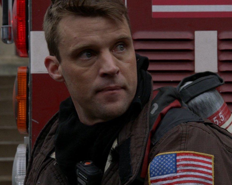 BrettseyDaily's tweet photo. Them looking at each others before he goes in into a dangerous situation will forever be ICONIC π₯Ί #Brettsey #ChicagoFire https://t.co/SZSUwhDtPY