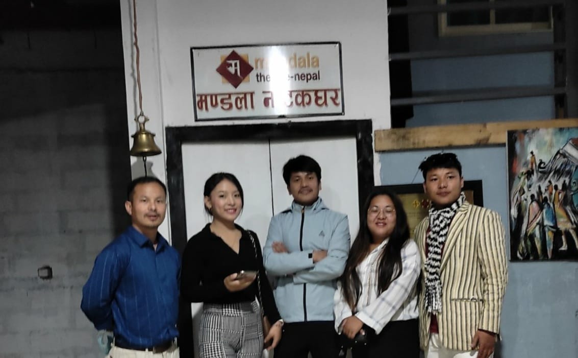 RabinWalakham's tweet photo. हाम्रो अत्यन्तै प्रिय मित्र,  किरात राई विद्यार्थी संघको पूर्व नेता, कला र संस्कृतिको क्षेत्रमा संघलाई निरन्तर सहयोग गरि रहनु भएको उहाँकाे नाटक ‘तीन ट्रान्जिट’ मण्डला थिएटरमा  हेरिसकेपछि माेहन जिसँगै नाटकका कलाकार रेखा लिम्बु।
#madalatreater #drama https://t.co/Lg4kPVib2S