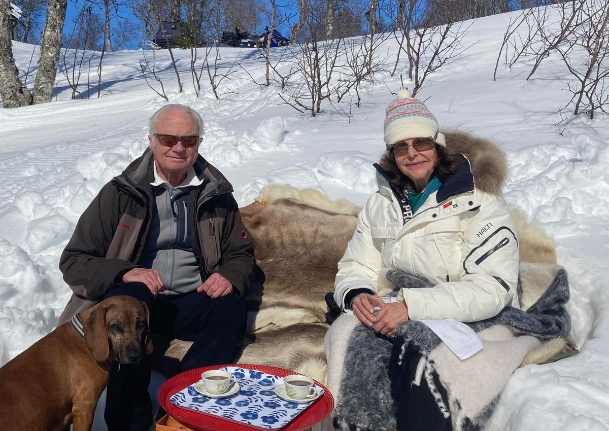 rwthofficial's tweet photo. 🇸🇪
#Sweden’s King Carl XVI Gustaf and Queen Silvia were photographed wishing a happy #Easter from #Storlien.
กษัตริย์คาร์ลที่ 16 กุสตาฟ และควีนซิลเวียแห่งสวีเดน ในโหมดชิลล์ๆรับเทศกาล #อีสเตอร์ ณ เมืองสโตร์เลียน
📸 Kungahuset #KungCarlGustaf #DrottningSilvia #Kungahuset #Sverige https://t.co/2oY6JZNh3e