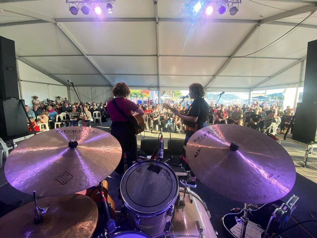 littlestevies's tweet photo. One of my favourite things is to stand next to Byll on stage whilst she’s cracking jokes and making an audience laugh. 

The singing together part comes a close second. 

That was a fun time @nationalfolkfestival 
Thanks for having us 💜

📷 @benjaminjgraham … https://t.co/HWKFOtdD7r