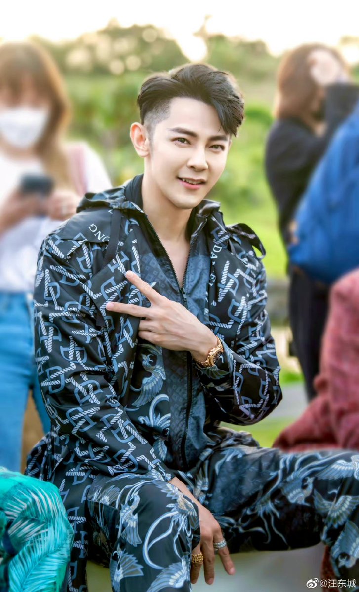 jiroupdates's tweet photo. #JiroWang at  Taipei Fashion Week wearing The Lochy Clan by Daniel Wong https://t.co/F28sT57uM6