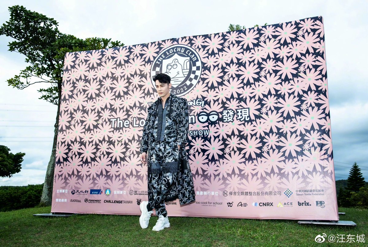 jiroupdates's tweet photo. #JiroWang at  Taipei Fashion Week wearing The Lochy Clan by Daniel Wong https://t.co/F28sT57uM6