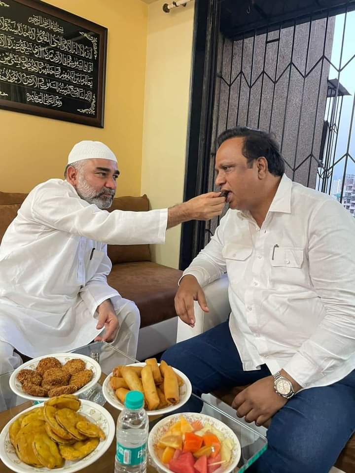 SheetalSheth_'s tweet photo. कधी पोटासाठी तर कधी पोटपाण्याच्या बंदोबस्तासाठी सतत कार्यरत असणाऱ्या कट्टर 'हिंदु' व 'भोंगे' उतारवादी श्री.@ShelarAshish यांना हनुमान चालिसा पठणासाठी मनःपुर्वक शुभेच्छा !!
#AnythingForPower
@ShivSena @ShivsenaComms https://t.co/6nPCqib2mb