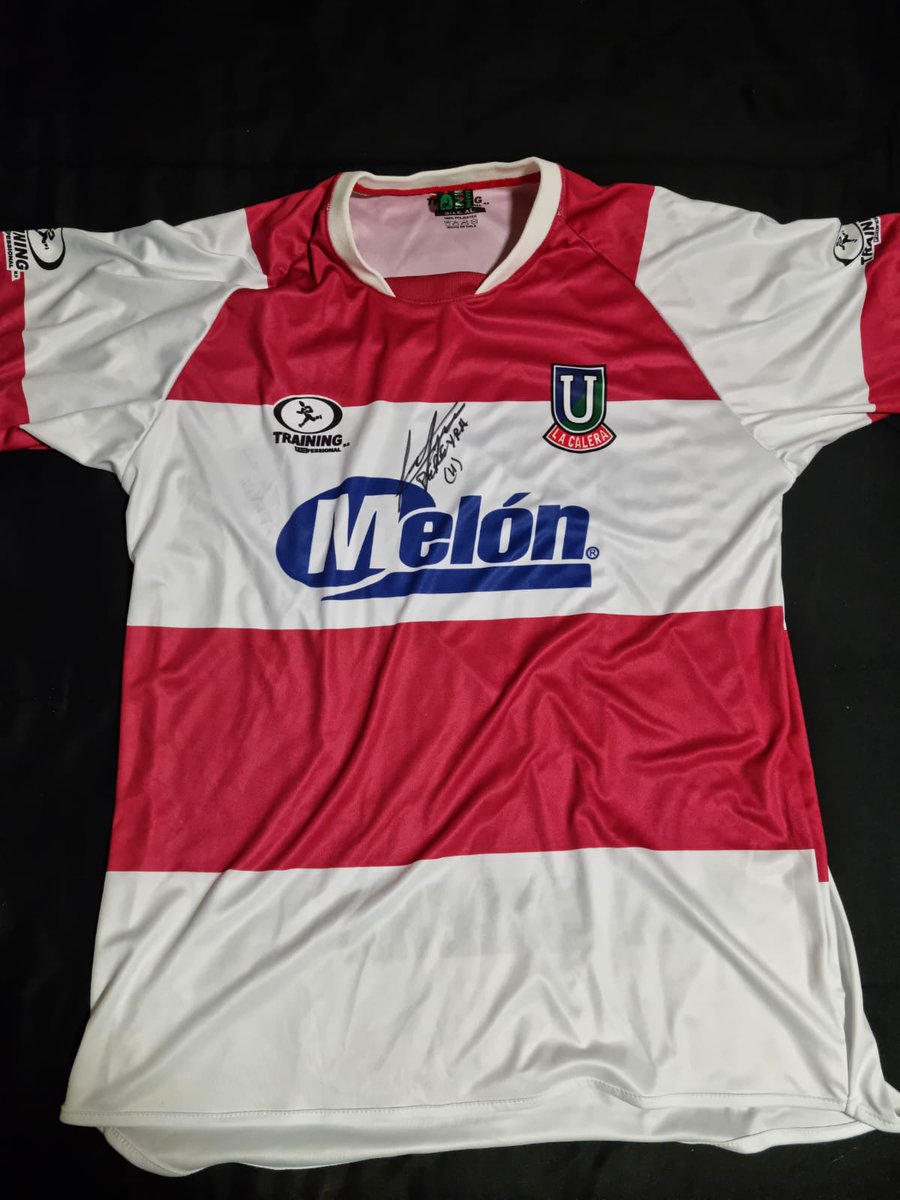 MatDetox's tweet photo. Con un amigo fuimos a que el Fantasmita nos firmara la polera, super simpatico y agradecido del cariño. Se emocionó cuando vio la camiseta recordando lindos momentos... Un crack este señor. https://t.co/apBUsMkrWX