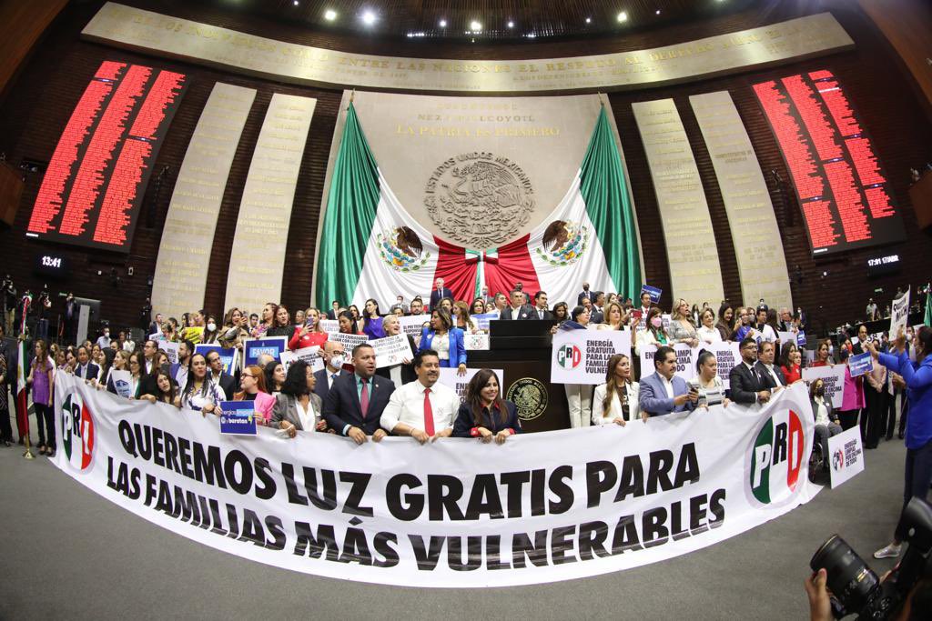 GPPRIDiputados's tweet photo. Las y los Diputados Federales del PRI votamos EN CONTRA de la reforma eléctrica de Morena, cumpliendo así con el mandato ciudadano que nos fue conferido en las urnas.

¡La reforma eléctrica NO PASÓ!

#VotoPatriota 🇲🇽 https://t.co/sBgZ5COPBv