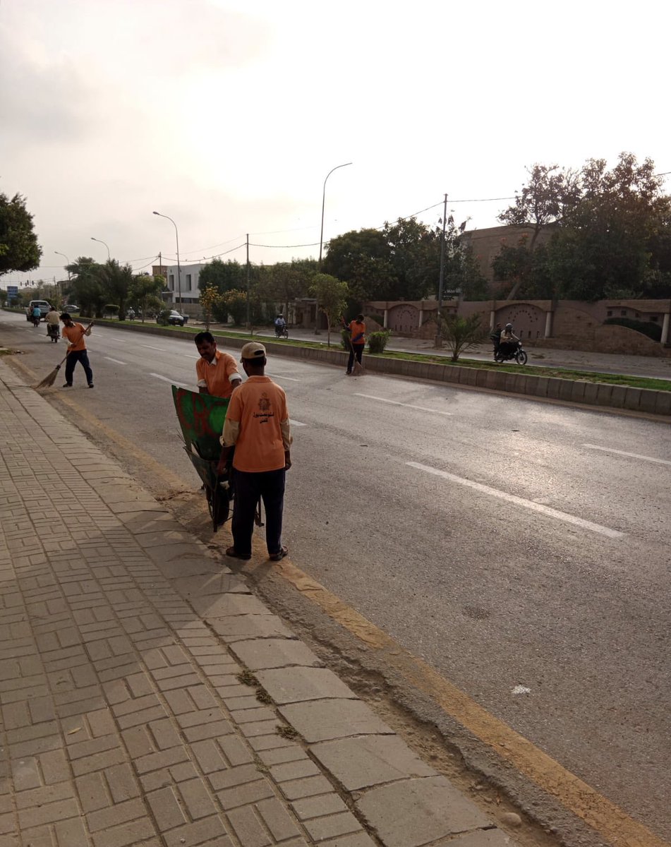 BoardClifton's tweet photo. Sweeping at Kh-e-Ittehad Ph-VI.
#Pakistan #Sindh #Karachi #DHAKarachi #Clifton #CBCEngingeering #CantonmentBoardClifton #CBC #cleangreencliftondha 
#cbcwork https://t.co/GFWhyIiVCY