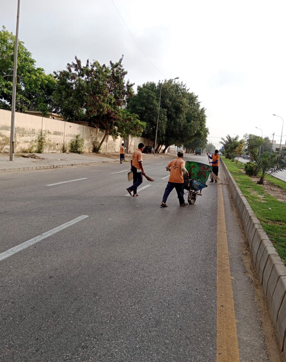 BoardClifton's tweet photo. Sweeping at Kh-e-Ittehad Ph-VI.
#Pakistan #Sindh #Karachi #DHAKarachi #Clifton #CBCEngingeering #CantonmentBoardClifton #CBC #cleangreencliftondha 
#cbcwork https://t.co/GFWhyIiVCY