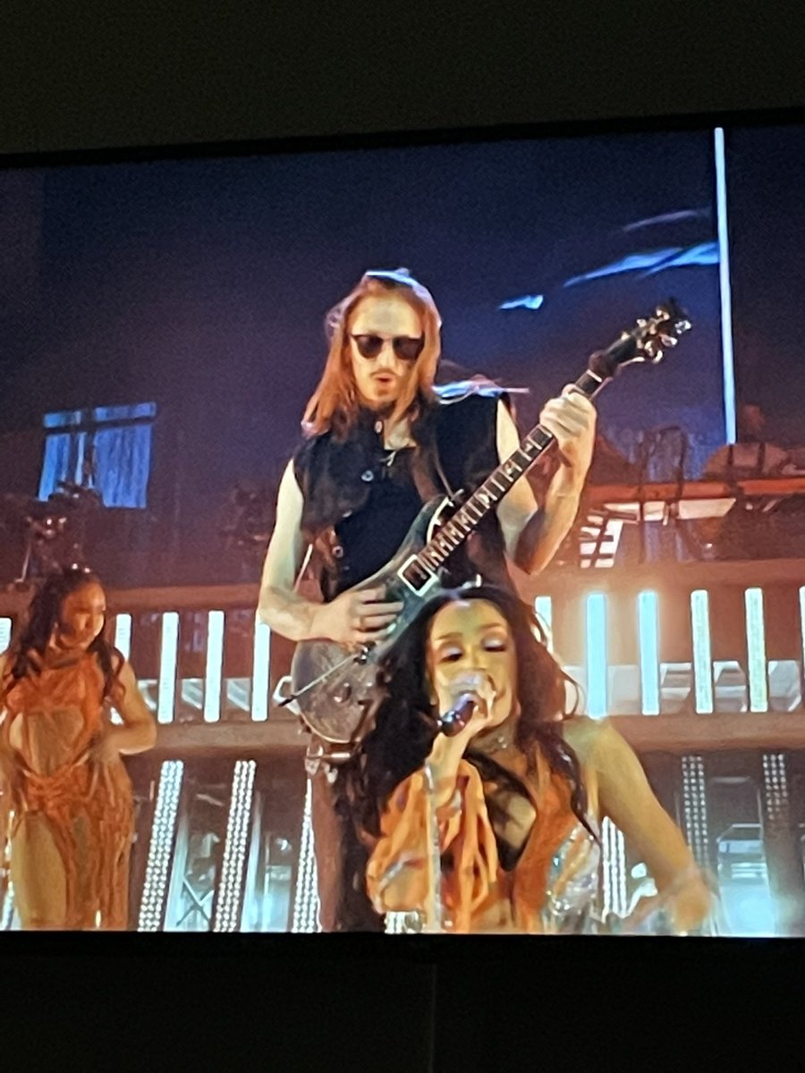 I didn’t know <a href="/PFTCommenter/">PFT Commenter</a> was <a href="/DojaCat/">DOJA CAT</a> guitarist