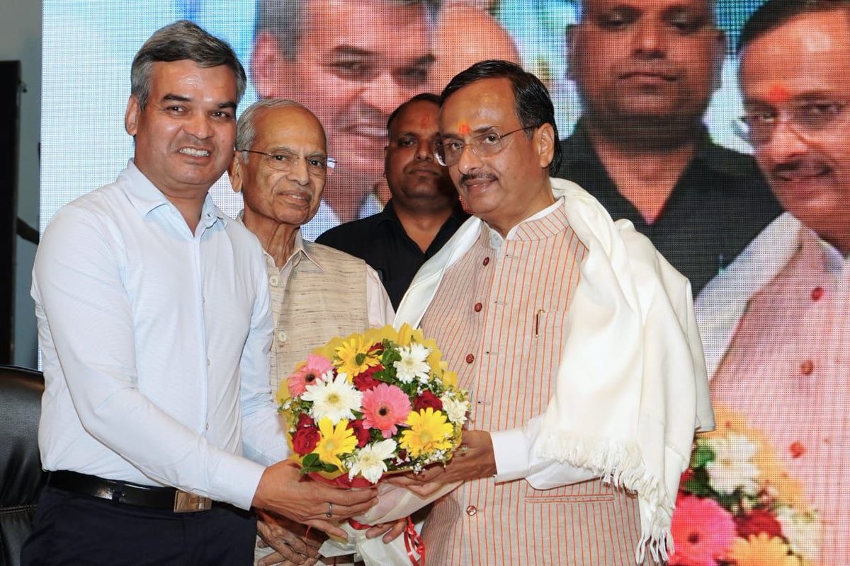 yadavdpsingh's tweet image. लखनऊ जनपद स्टेट गोमती नगर कबीर शांति मिशन के स्थापना दिवस पर मुख्य अतिथि मा.डॉ दिनेश शर्मा उप मुख्यमंत्री उ.प्र.सरकार पूर्व लोकायुक्त न्यायमूर्ति माननीय श्री सुधीर चन्द्र वर्मा मा.डॉ इंदु सुभाष जी मुख्य सलाहकार इंडियन आर्मी मा.जे.एस मिश्रा जी आईएएस  
श्री राजेश अग्रवाल जी