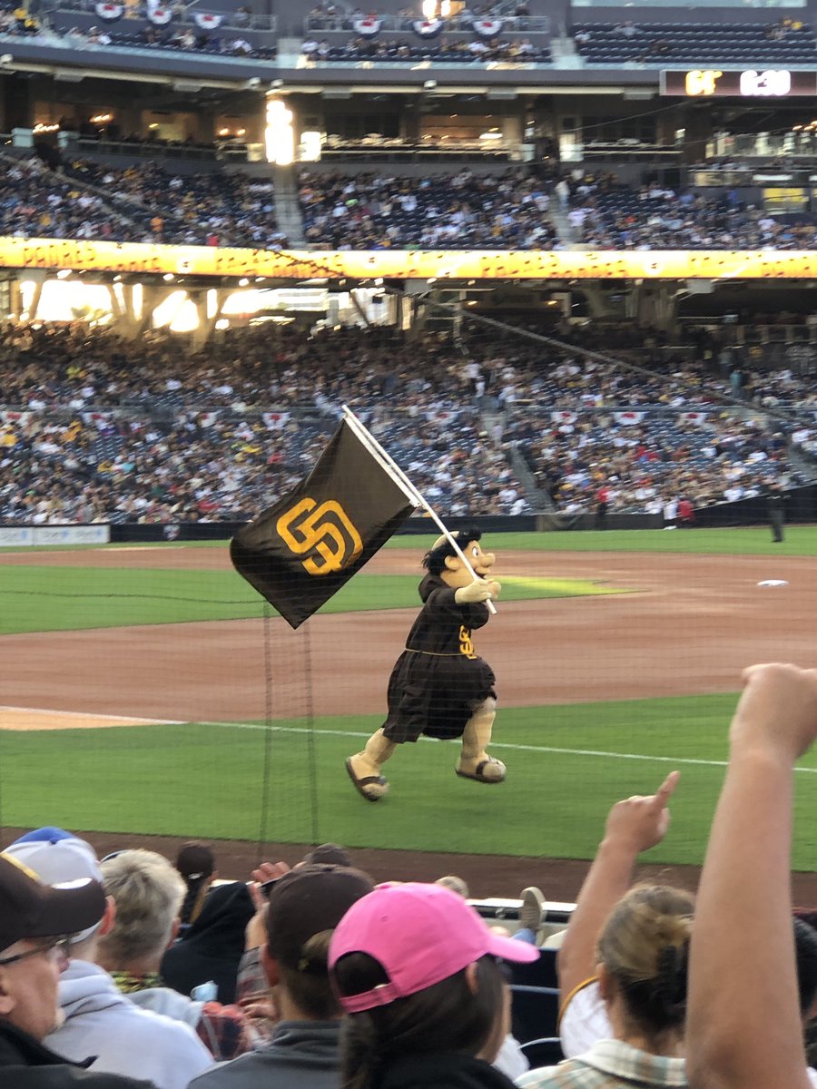 btwdsgn's tweet photo. Great time this weekend in San Diego for their home opener. #thehobby #mlb #padres #sandiego #sdpadres #sandiegopadres @CardPurchaser #baseball https://t.co/ChXHGpcF25