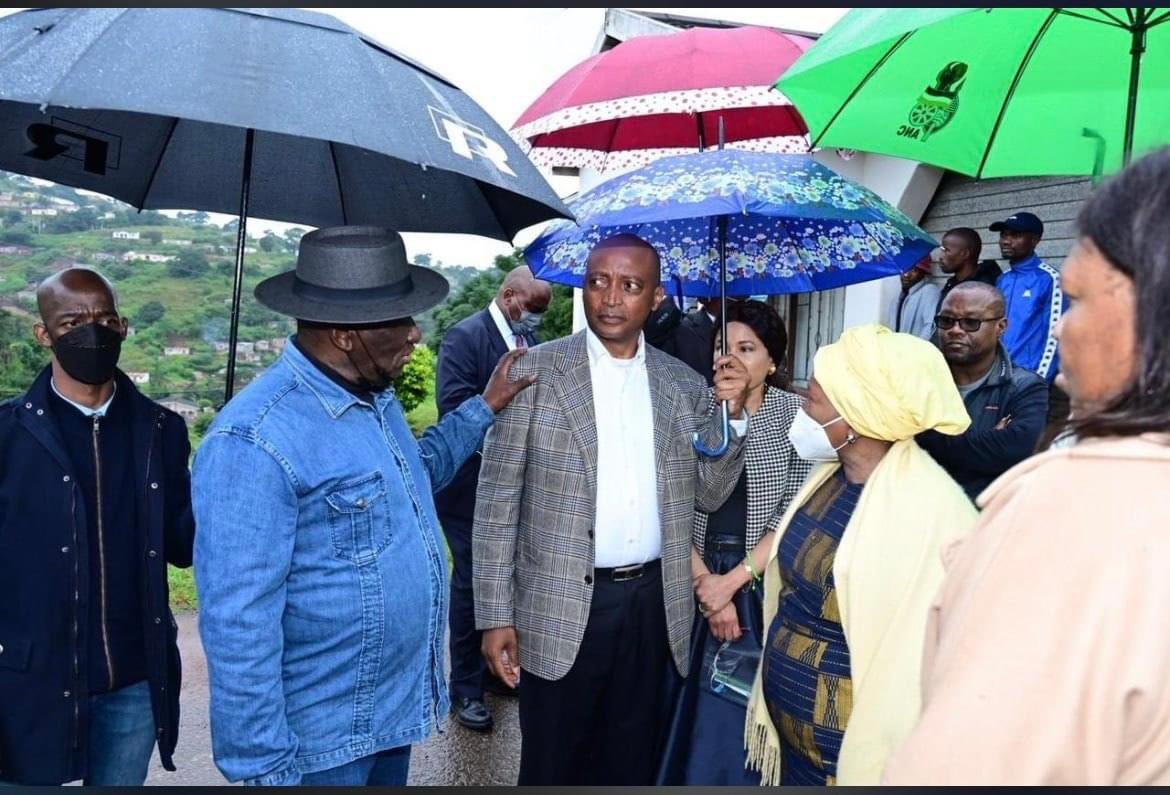 AdvoBarryRoux's tweet photo. The man who donated R30m towards the KZN crisis fund is holding the umbrella for himself whilst uBheki Cele ofike elengise amasende nje kuphela has his umbrella held by another breadwinner for him. A case of arrogance in its worst form. https://t.co/yqeMWWJsHV