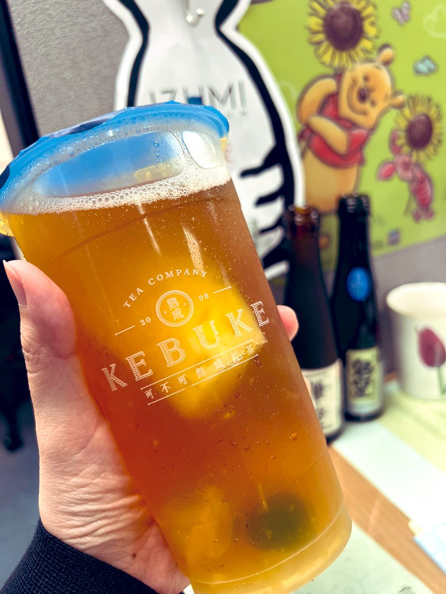 monicachou11's tweet photo. ランチ後の一杯❗️
飲料店可不可紅茶の限定メニュー
春鳳冰茶🍍
凍らせたパイナップル果肉と定番の麗春紅茶
さらにパイナップルジャムを投入
最後キンカンで甘酸っぱい
夏らしい一品の出来上がり🥰
健康管理のため
無糖で‼️
#手搖飲料 #可不可紅茶 #Kebuke #期間限定 #麗春紅茶 #台灣鳳梨 https://t.co/vbLrZcSsLI
