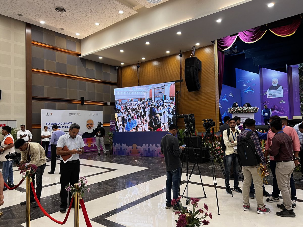 RoopaMishra77's tweet photo. @SmartCities_HUA with @SuratSmartCity and Govt of Gujarat is all set to launch #AapnoPadosh. The three day mega conclave “Smart Cities Smart Urbanization” begins shortly. Building safe, walkable and heathy neighbourhoods is the key theme of #MissionTransform-Nation. https://t.co/aCeNooJRPh
