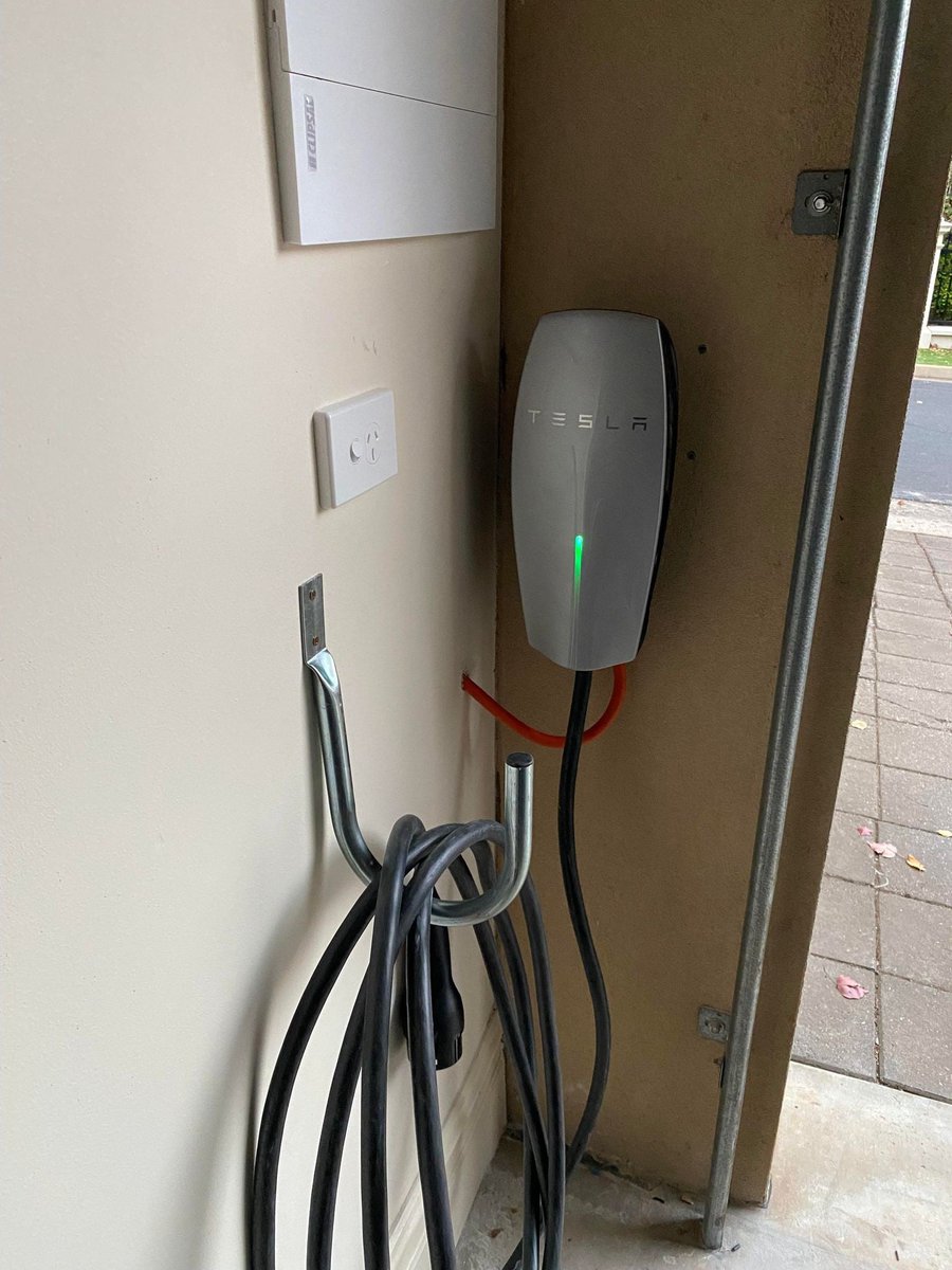 So nice to have a completely integrated Solar/Battery/Tesla Charging system at home. The sun shines in Australia a lot! 

#lisadjewels #tesla #model3 #charging #teslaaustralia #solar #battery #powertechenergy